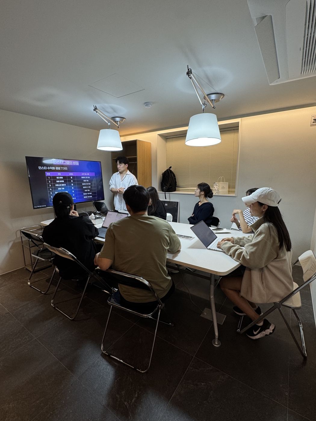 각자 자기 과제를 펼쳐놓고